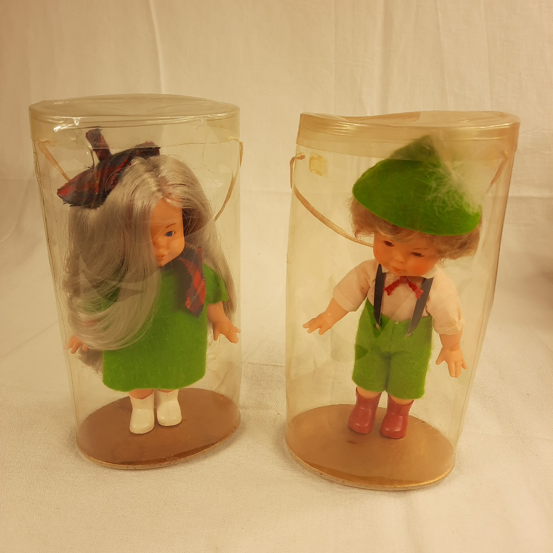 Acheter Couple de poupées "folklorique" de collection en habit de feutre vert Très bon état - 16,00 € Couple de poupées "folklorique" de collection en habit de feutre vert Très bon état - reconditionné disponible sur Label Emmaüs